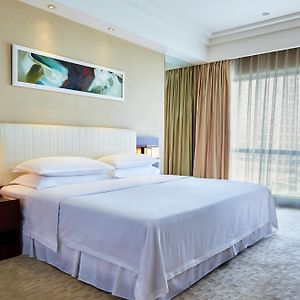 Superior King Rooms Guest room 1 King City view
